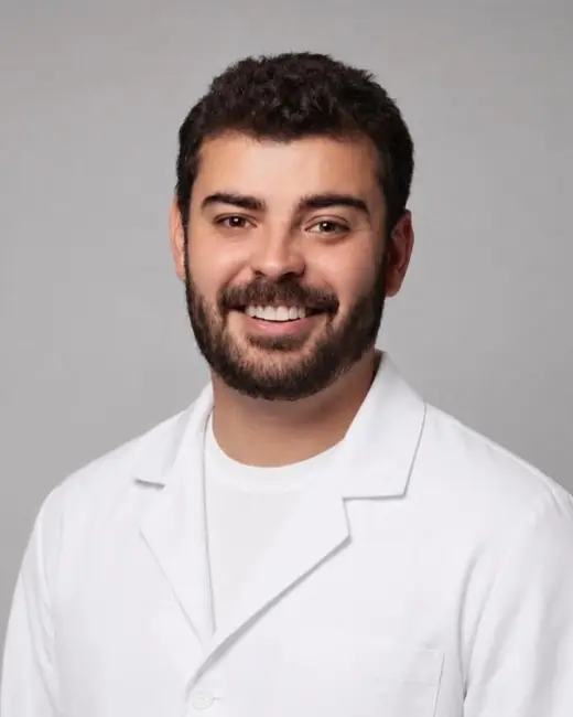 Dr. Filipe Fernandes Soares, oftalmologista da Clínica de Olhos Dornelas, de jaleco branco.
