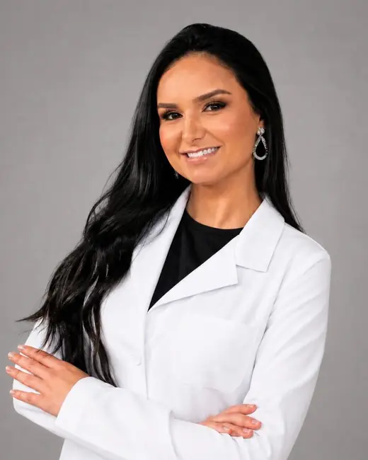 Dra. Ana Luiza Martins, oftalmologista da Clínica de Olhos Dornelas, de jaleco branco.