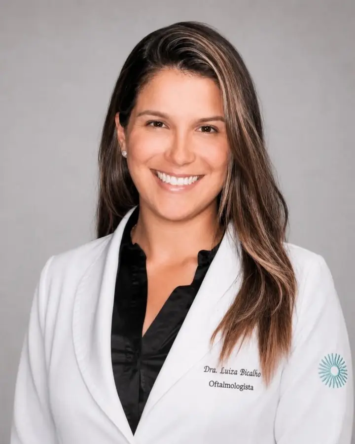 Dra. Luiza Bicalho Dornelas, oftalmologista responsável técnica da Clínica de Olhos Dornelas, de jaleco branco.