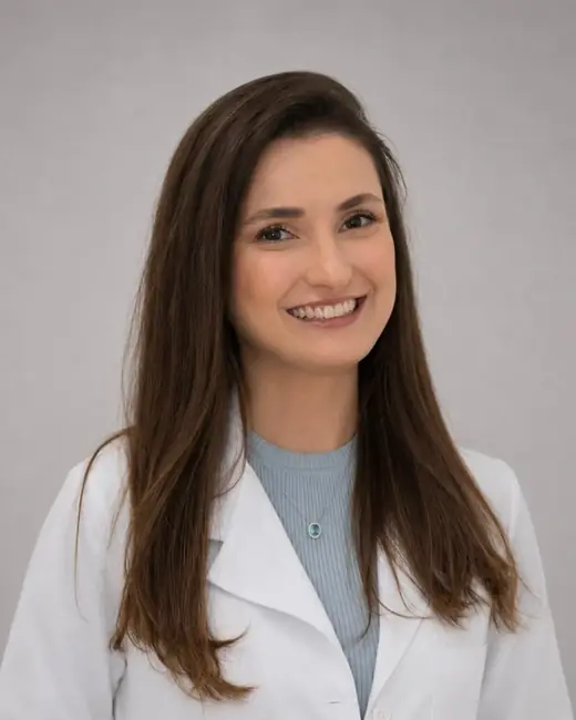 Dra. Silvia Lages Ribeiro, oftalmologista da Clínica de Olhos Dornelas, de jaleco branco.