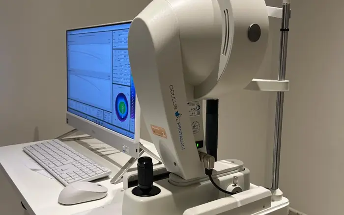 Pentacam da OCULUS na clínica, com o mapa da córnea exibido na tela ao lado.