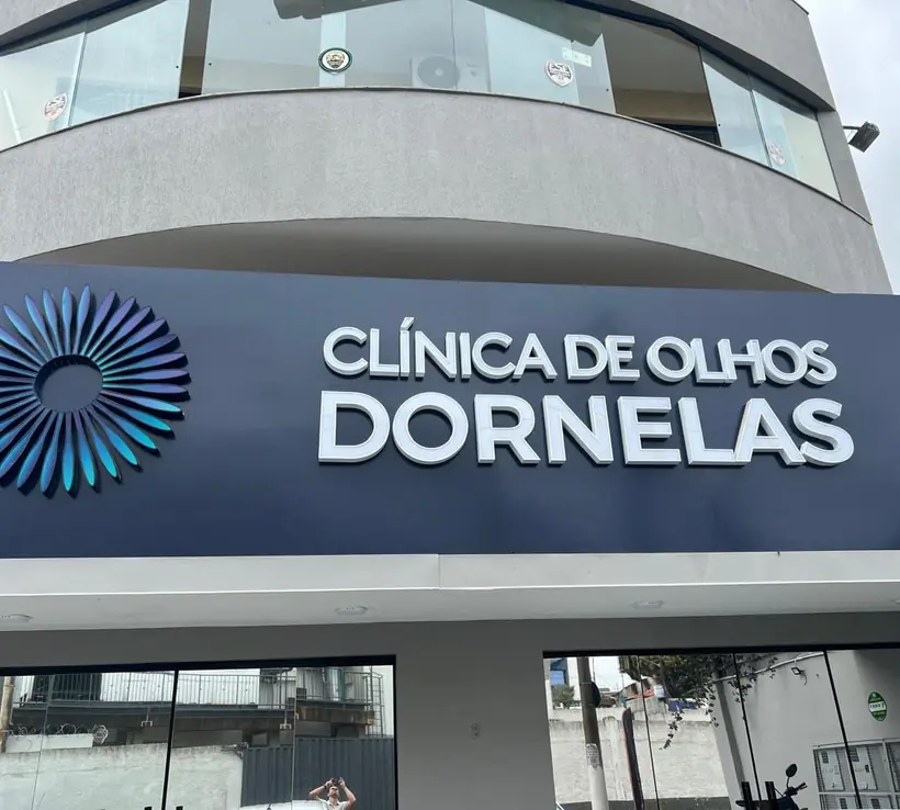 Fachada da Clínica de Olhos Dornelas em Lagoa Santa, com o letreiro da clínica sobre a entrada de vidro.